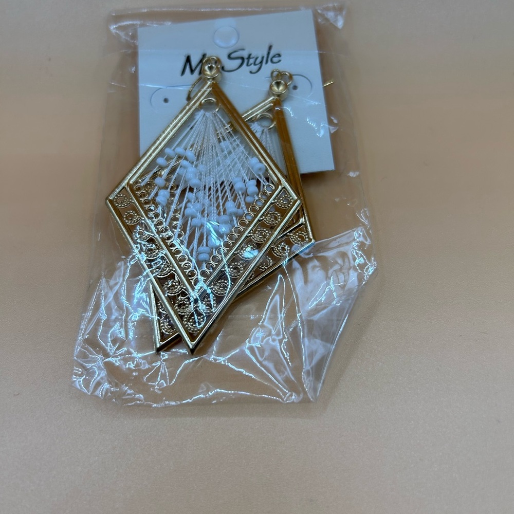 🦋BOGO 50% off NWT My Style Gold and White Geometric Earrings